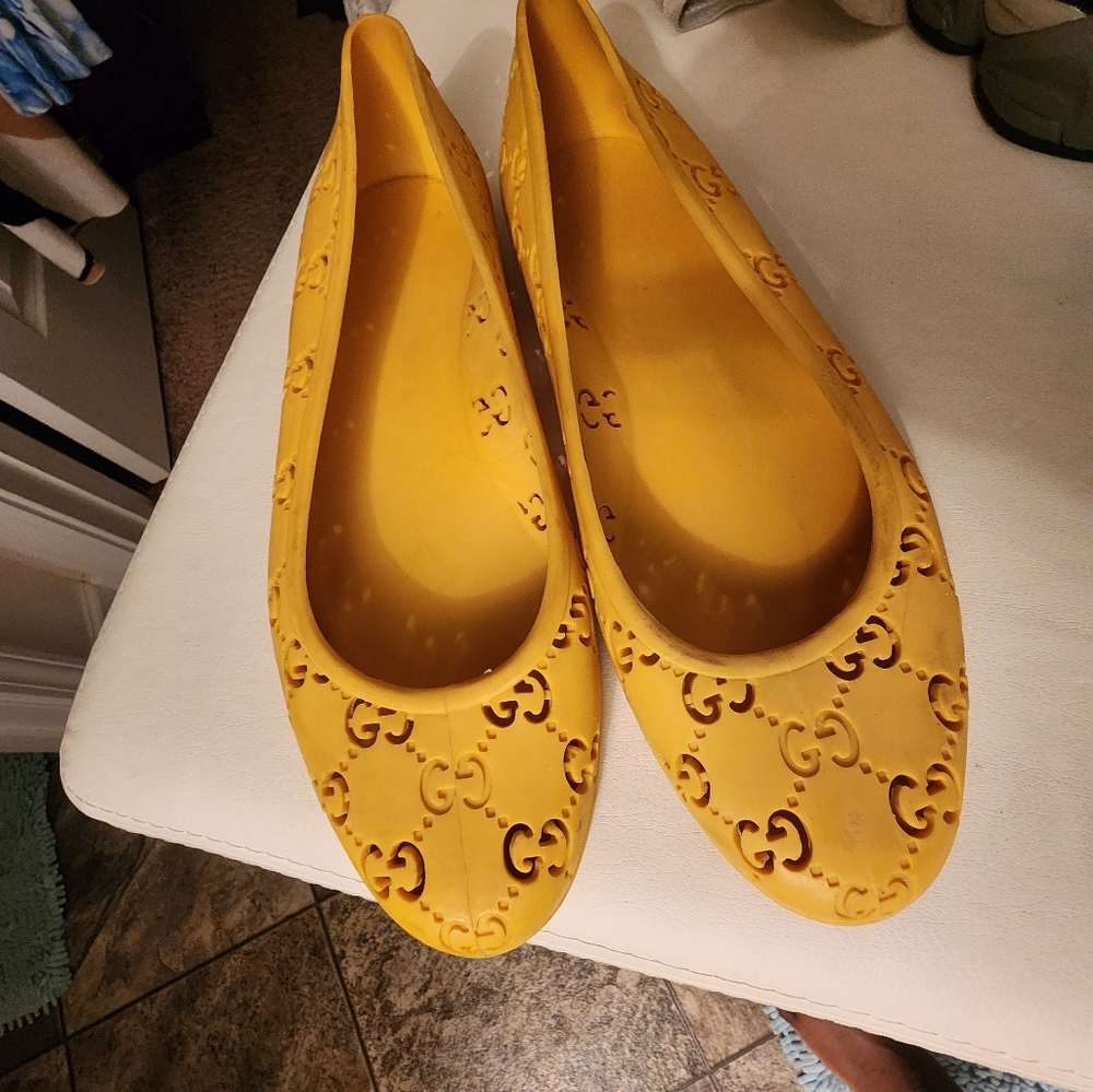 Gucci Yellow Cutout Flats Size 38